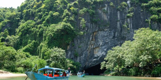 découvrez des paysages à couper le souffle lors de nos excursions en bateau. profitez d'une expérience inoubliable sur l'eau, explorez des îles cachées et admirez la faune locale tout en vous relaxant à bord de nos embarcations confortables. réservez votre tour en bateau dès aujourd'hui !