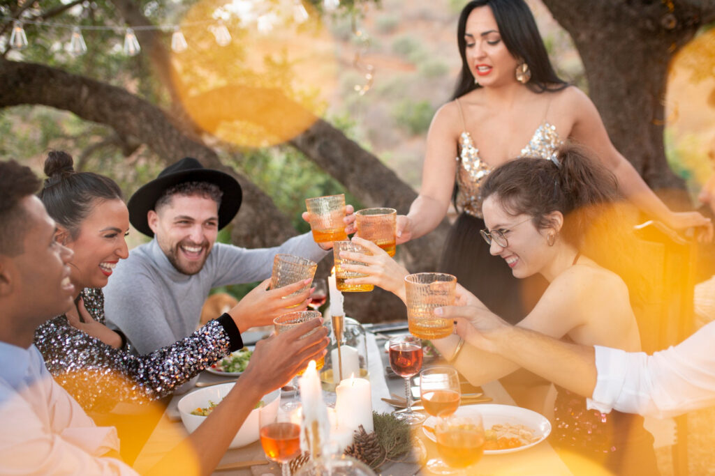 amis à table à mariage