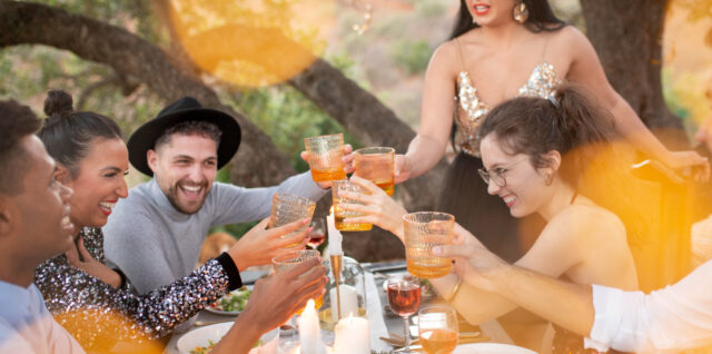 amis à table à mariage