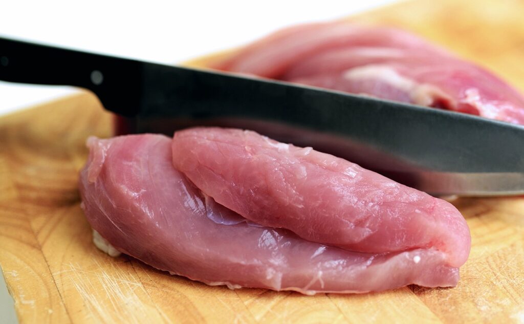 découvrez des recettes et astuces pour cuisiner la volaille parfaitement, du poulet rôti aux plats mijotés.