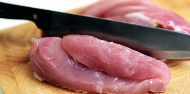 découvrez des recettes et astuces pour cuisiner la volaille parfaitement, du poulet rôti aux plats mijotés.